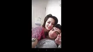 La beauté brune aux gros seins aux longues film porno gratuit perfect jambes se débarrasse de la jupe courte en jean pour une baise anale