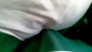 Brune aux gros seins avec de petits film porno gratuit en streaming tétons se fait baiser la chatte taillée