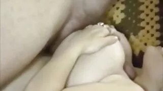 ella sans vergogne russe gâtée donne une tête à une bite dure dans une scène de sexe xxx gratuite pov