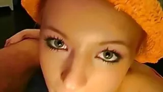 Salope blonde suce les doigts et se masturbe les lèvres de sa video x gratuite chatte étirée