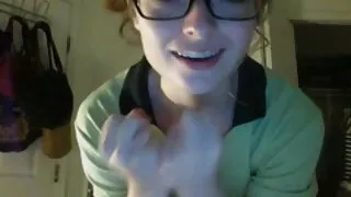 Brunes en lingerie sexy Ava et Deja partagent une pornographie sexe bite pour une pipe