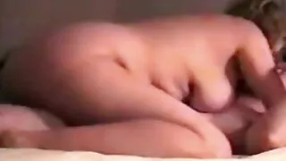 La fille aux nattes Malory Maze donne lessbiennes un super titjob et se fait éjaculer sur ses gros seins