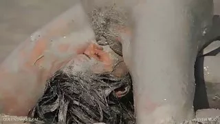 Une salope blonde plantureuse et excitée montre femme mature porno sa culotte rouge