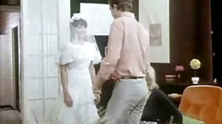 caméra espion accrocheuse brune japonaise naturelle pâle prenant un bain porno de femmes chaud en plein air